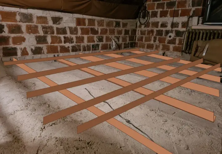 Drewniana konstrukcja podłogi na betonowym podłożu, przygotowana pod wylewkę na płytę OSB.