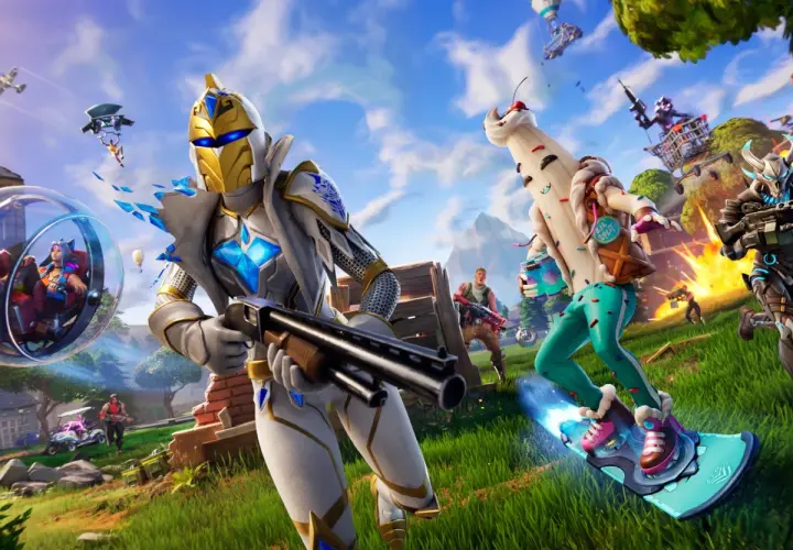 Postacie z Fortnite, gry, która ma już swoje lata, w akcji na tle nieba i zielonej trawy.