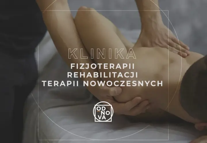 Fizjoterapeuta masuje plecy, łagodząc ból mięśnia najszerszego grzbietu. Klinika Fizjoterapii i Rehabilitacji.