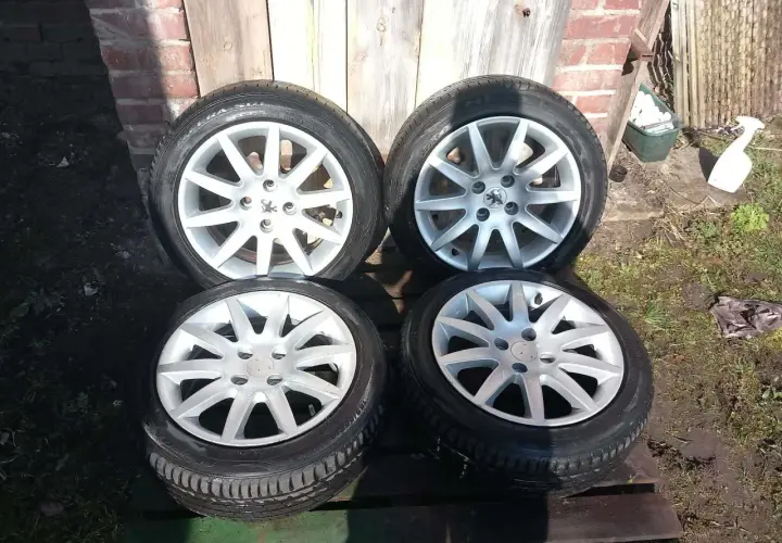 Cztery felgi aluminiowe z oponami do Peugeot 307. Idealne do zmiany rozmiar opon i odświeżenia wyglądu auta.