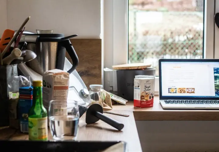 Na blacie kuchennej stoi Thermomix, obok składniki i laptop z przepisem. Właśnie szukasz informacji, jak zapłacić abonament w Thermomixie.