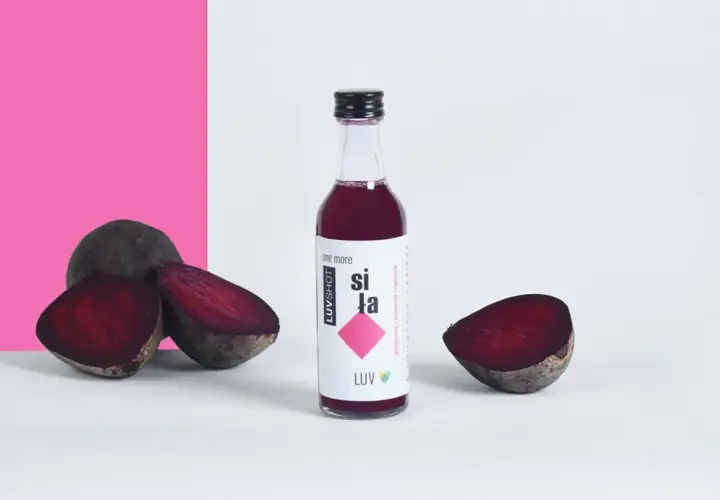 Zakwas z buraka na co? Siła dla trawienia w butelce LUVSHOT. Świeże buraki podkreślają jego naturalne pochodzenie.