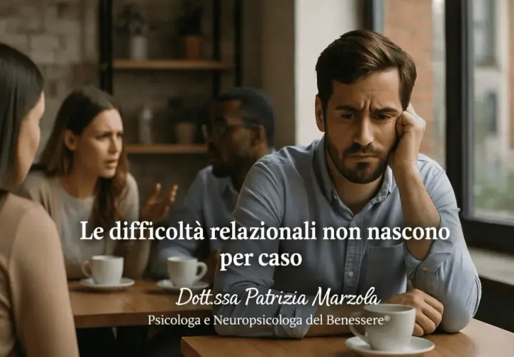 Uomo pensieroso in primo piano, mentre sullo sfondo una coppia discute animatamente. Le difficoltà relazionali possono colpire anche adulti che non hanno mai avuto una relazione.
