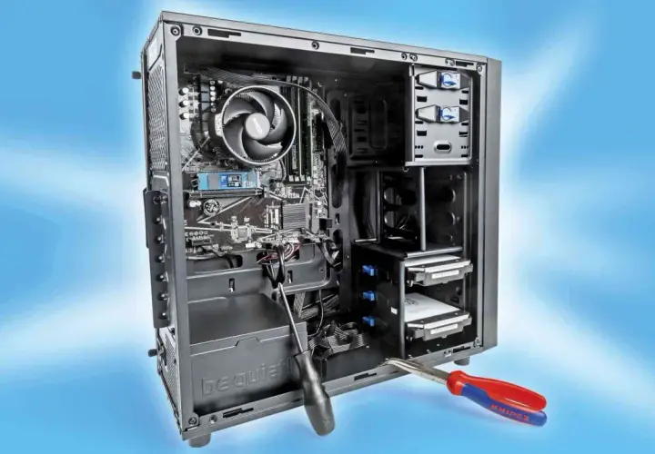 Ein offener PC-Tower mit Schraubendreher und Zange, bereit, einen alten PC als Server zu nutzen.