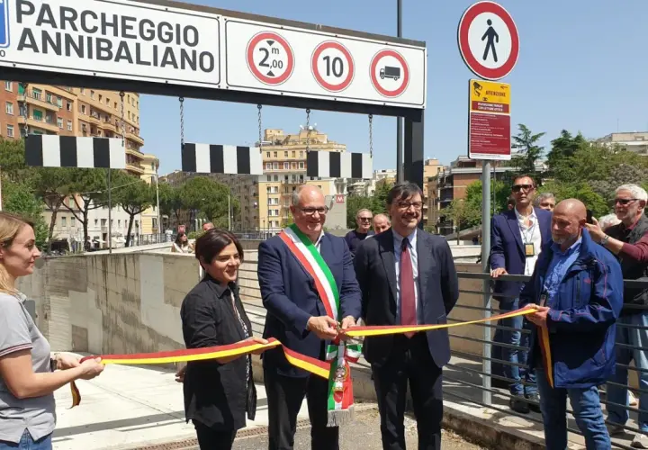Inaugurazione del parcheggio multipiano Annibaliano, vicino alla fermata metro. Taglio del nastro con autorità e cittadini.
