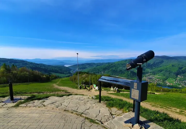 Góra Żar oferuje wspaniałe widoki i atrakcje. Lornetka na szczycie zaprasza do podziwiania panoramy Beskidów i Jeziora Żywieckiego.