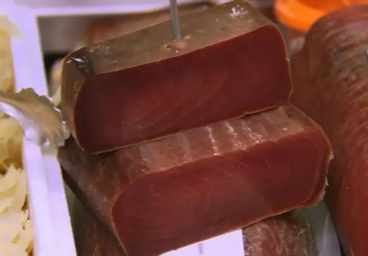 Bloques de atún de arena curado, con su carne rojiza y veteada, listos para ser degustados.