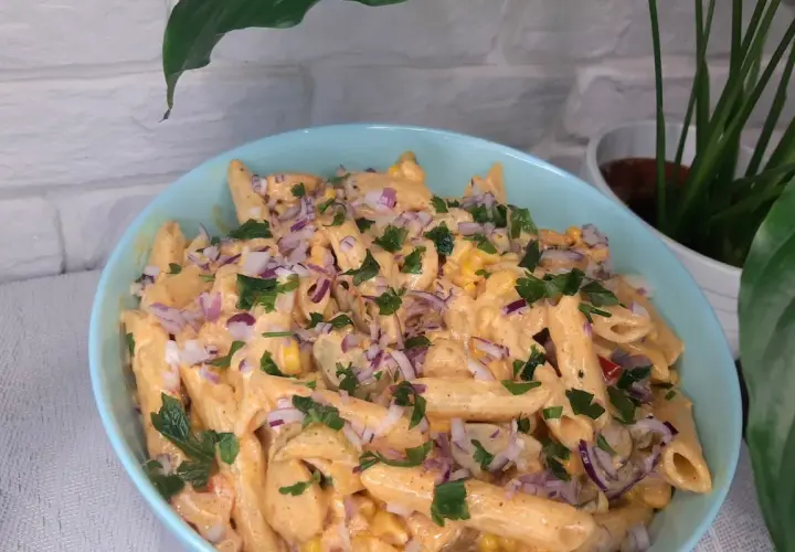 Pyszna sałatka gyros z makaronem penne, kukurydzą, czerwoną cebulą i natką pietruszki w kremowym sosie.