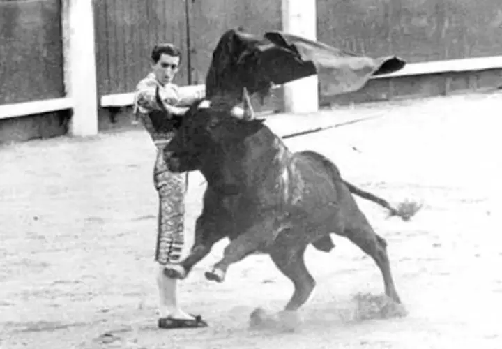 Un torero se enfrenta a un toro bravo en la arena. La imagen evoca la pregunta: ¿quién mató a Manolete?