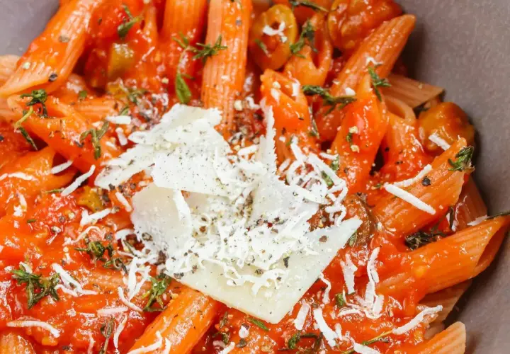 Penne z sosem pomidorowym, oliwkami i parmezanem. Idealny obiad na szybko, gdy brakuje czasu na gotowanie.
