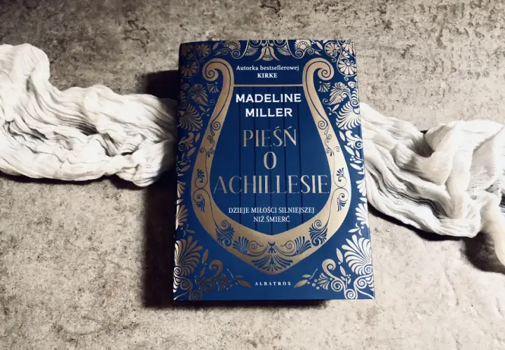 Piękna okładka "Pieśni o Achillesie" Madeline Miller, jednej z tych książek, które wciągają bez reszty.