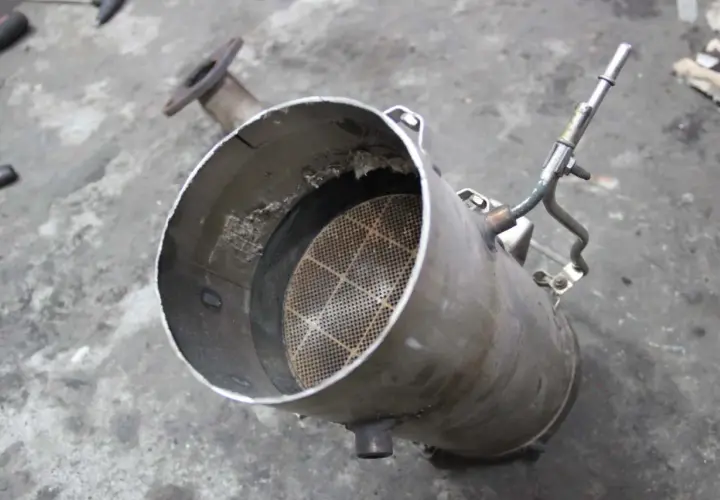 Zużyty filtr cząstek stałych FAP z widocznym wkładem ceramicznym.