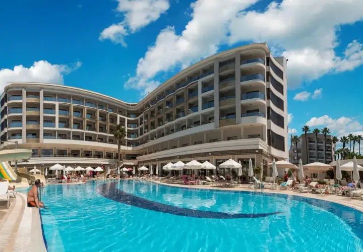 Basen i hotel z tarasami, idealne miejsce na wakacje. Sprawdź opinie o Golden Rock Beach Hotel!