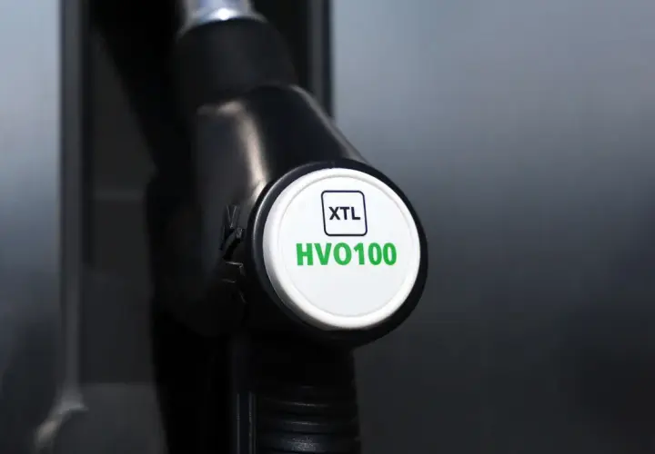 Nahaufnahme einer Zapfpistole mit der Kennzeichnung "XTL HVO100". Der Biodiesel-Preis ist hier nicht ersichtlich, aber die Bezeichnung deutet auf eine nachhaltige Kraftstoffoption hin.