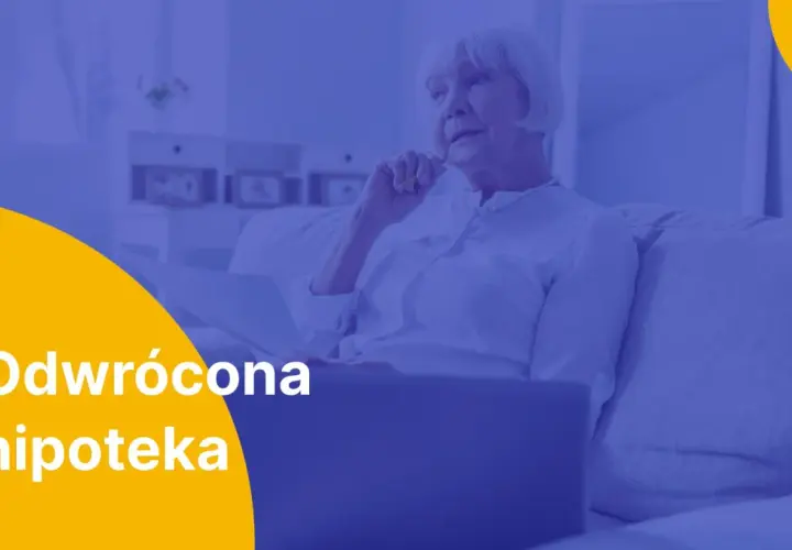 Starsza kobieta siedzi na kanapie z laptopem, trzymając ołówek przy ustach.