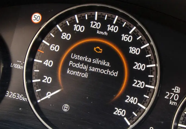 Kontrolka silnika świeci się, informując o usterce i trybie awaryjnym (limp mode). Samochód wymaga kontroli.