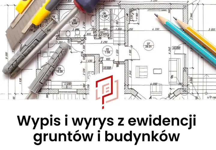 Narzędzia budowlane na tle planu architektonicznego, symbolizujące pracę z **katastrem** i dokumentacją nieruchomości.