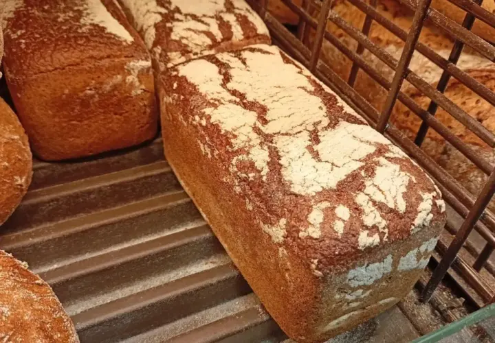 Chleb krojony w Biedronce, świeży i pachnący, idealny na kanapki. Zastanawiasz się, ile kosztuje chleb krojony w Biedronce?