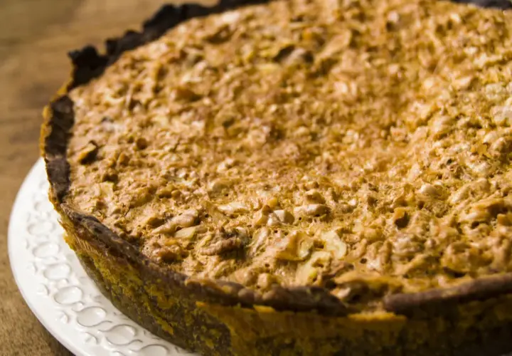 Tarta de nueces dorada y crujiente, lista para disfrutar.