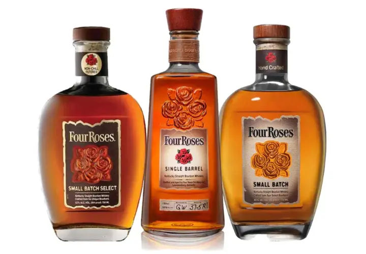Trzy butelki Four Roses: Single Barrel, Small Batch i Small Batch Select. Różnica między Single Cask a Small Batch podkreśla unikalność każdej partii.