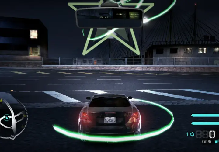 Nocna jazda w NFS Carbon z polskim spolszczeniem. Widok zza samochodu na nocne miasto i świecące linie.