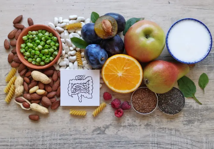 Frutta, verdura, semi e latticini per combattere la stitichezza. Evitare cibi da evitare.