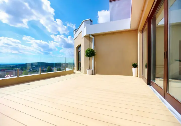 Ampia terrazza con pavimento galleggiante per esterni, ringhiera in vetro e vista panoramica.