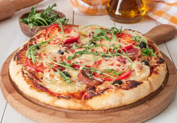 Pyszne ciasto na pizzę thermomix z pomidorami, mozzarellą, oliwkami i rukolą. Idealne na szybki obiad.