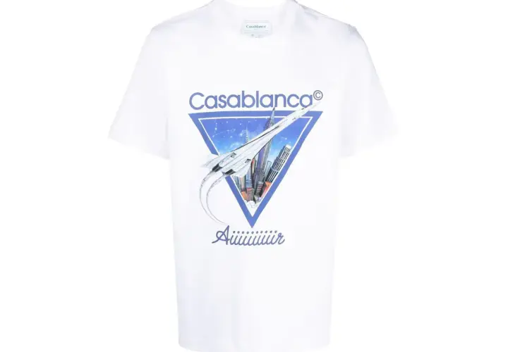 Weißes T-Shirt mit blauem Dreieck-Print: Concorde fliegt über Skyline, Schriftzug "Casablanca".