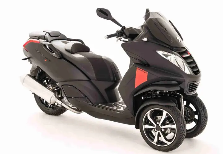 Scooter tres ruedas 2015, negro mate con detalles rojos, diseño deportivo y moderno.