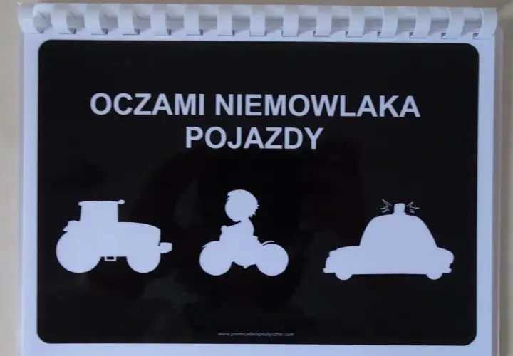 Karty kontrastowe do druku z pojazdami: traktorem, motocyklistą i radiowozem. Idealne dla niemowląt.