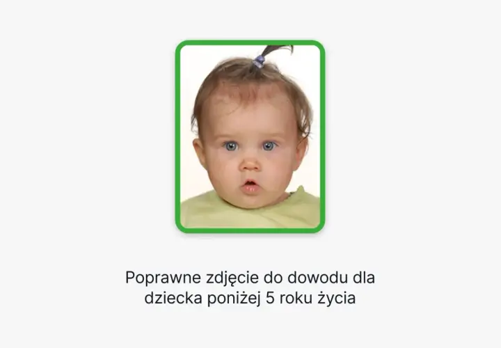 Urocze zdjecie dziecka do dowodu, z niebieskimi oczami i zaciekawioną miną. Idealne dla malucha poniżej 5 roku życia.