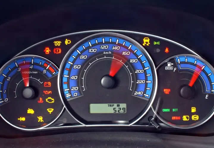 Ford Focus MK2: kontrolki świecą się, wskazując na problemy z silnikiem, hamulcami, poduszkami powietrznymi i niskim poziomem paliwa.