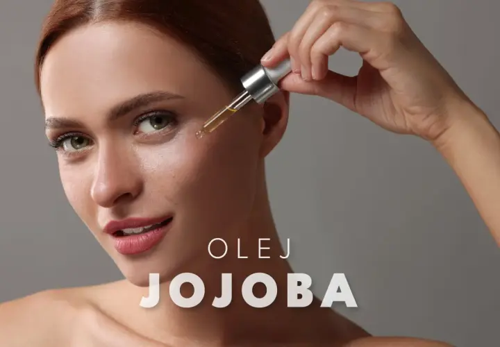 Kobieta aplikuje kroplę olejku jojoba na twarz. Delikatna pielęgnacja dla promiennej cery.
