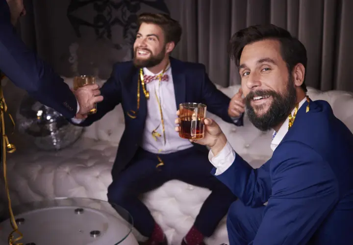 Męski wieczór – steki, whisky i gry karciane online