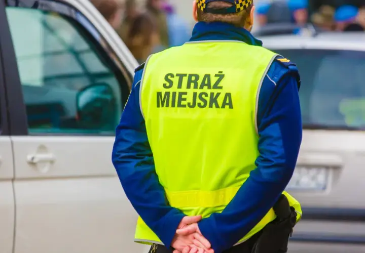 Czy straż miejska może wystawić mandat za parkowanie na osiedlu? Sprawdź zasady i konsekwencje