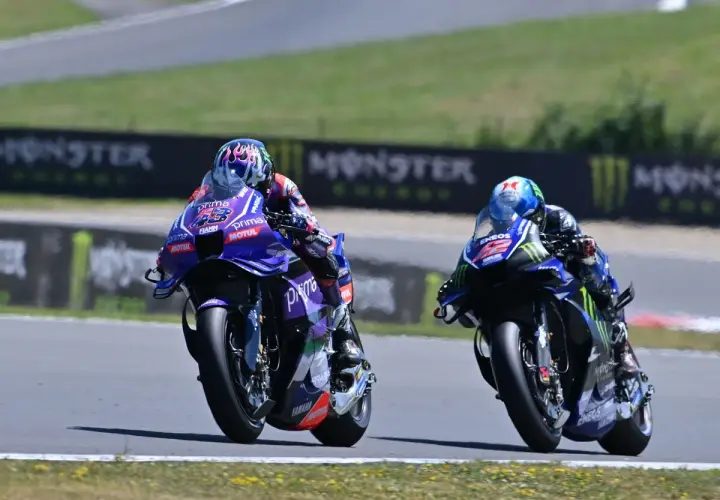 Dos pilotos de MotoGP compiten en el GP Assen, con los horarios de carrera en mente.