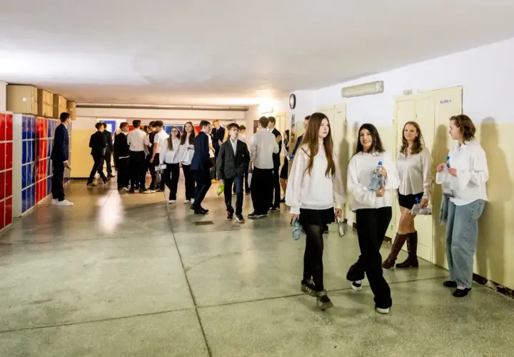 Uczniowie w szkolnym korytarzu. Czy to szkoła drugiego wyboru, co to znaczy? Zastanawiają się, co dalej.