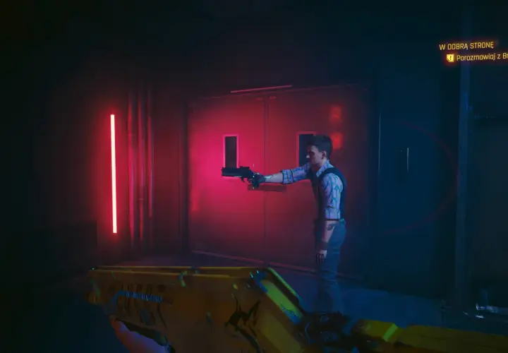 W dobra strone cyberpunk. Mężczyzna z pistoletem stoi przed drzwiami, a gracz celuje z żółtej broni.