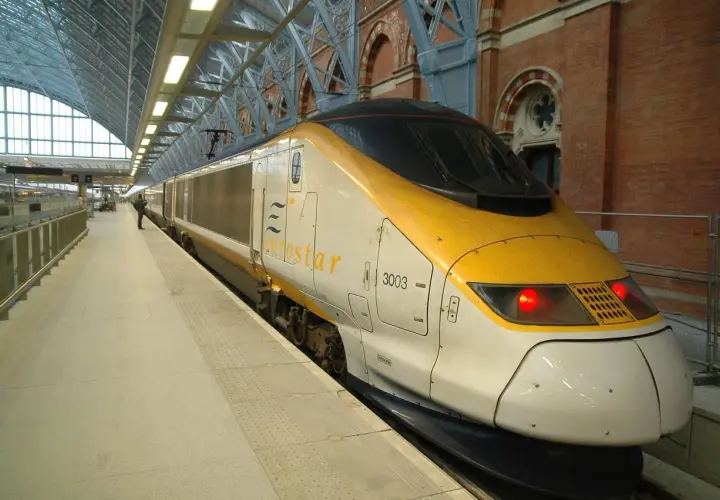 Pociąg Eurostar na peronie, gotowy do podróży przez Kanał La Manche.