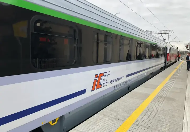 Nowy pociąg EIC PKP Intercity z charakterystycznym logo stoi na peronie.