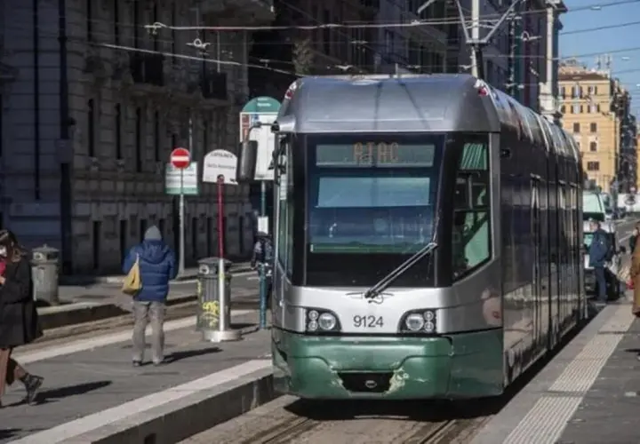 Un tram ATAC a Roma, forse in servizio come bus sostitutivi metro, attende passeggeri su un binario.
