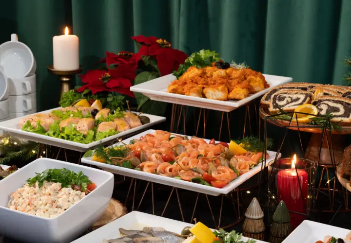 Elegancki catering świąteczny dla firm w Warszawie: łosoś, ryby, makowiec i sałatki.
