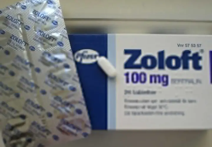 Opakowanie leku Zoloft 100 mg, zawierające 28 tabletek sertraliny. Lek stosowany w leczeniu depresji i zaburzeń lękowych.