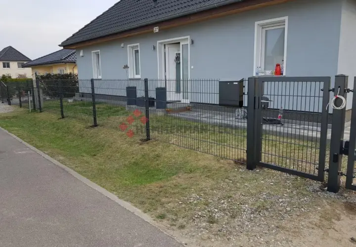 Nowy, nowoczesny ogrodzenie panelowe wokół domu. Dowiedz się, jak zrobić ogrodzenie panelowe, by zabezpieczyć swoją posesję.