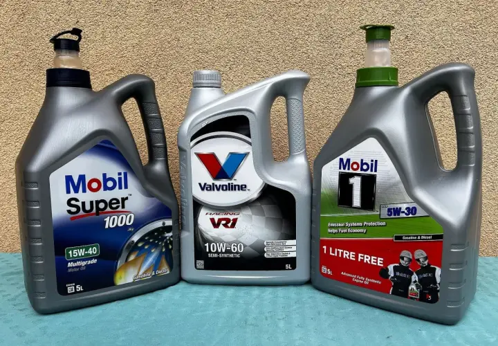 Trzy bańki oleju silnikowego: Mobil Super 1000, Valvoline VR1 i Mobil 1. Czy Mobil to dobry olej? Tak, Mobil 1 to zaawansowany olej syntetyczny.