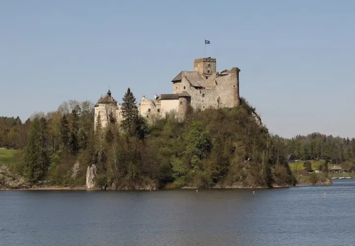 Zamek w Niedzicy, gdzie według legendy ukryto skarb Inków. Majestatyczna warownia na skale nad jeziorem.