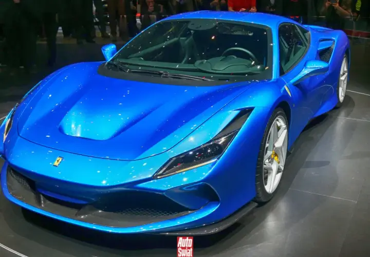 Błękitny Ferrari F8 Tributo błyszczy na wystawie, przyciągając wzrok widzów.
