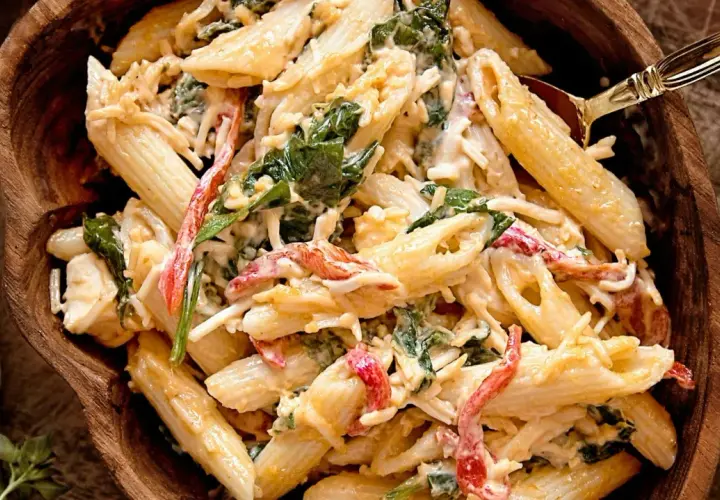 Sałatka z makaronem penne - prosta i pyszna, idealna na każdą okazję