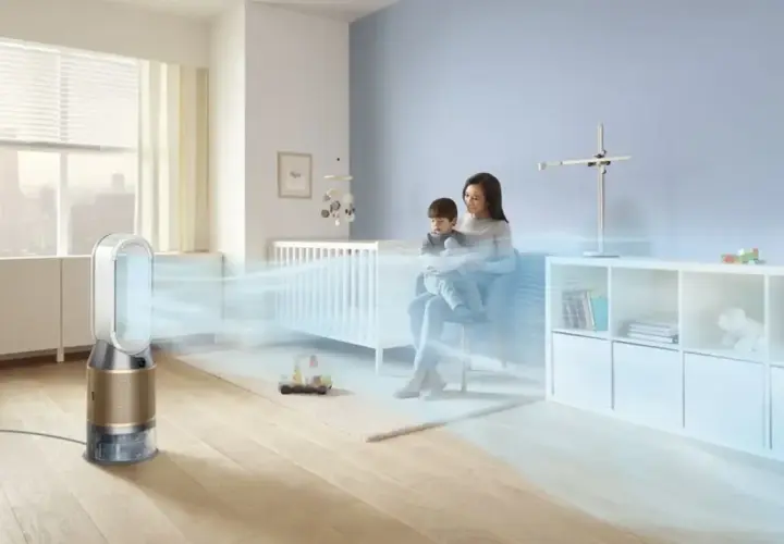 Purificador de aire Dyson creando un ambiente fresco y saludable para un niño y su madre. El aire interior se renueva, asegurando bienestar.